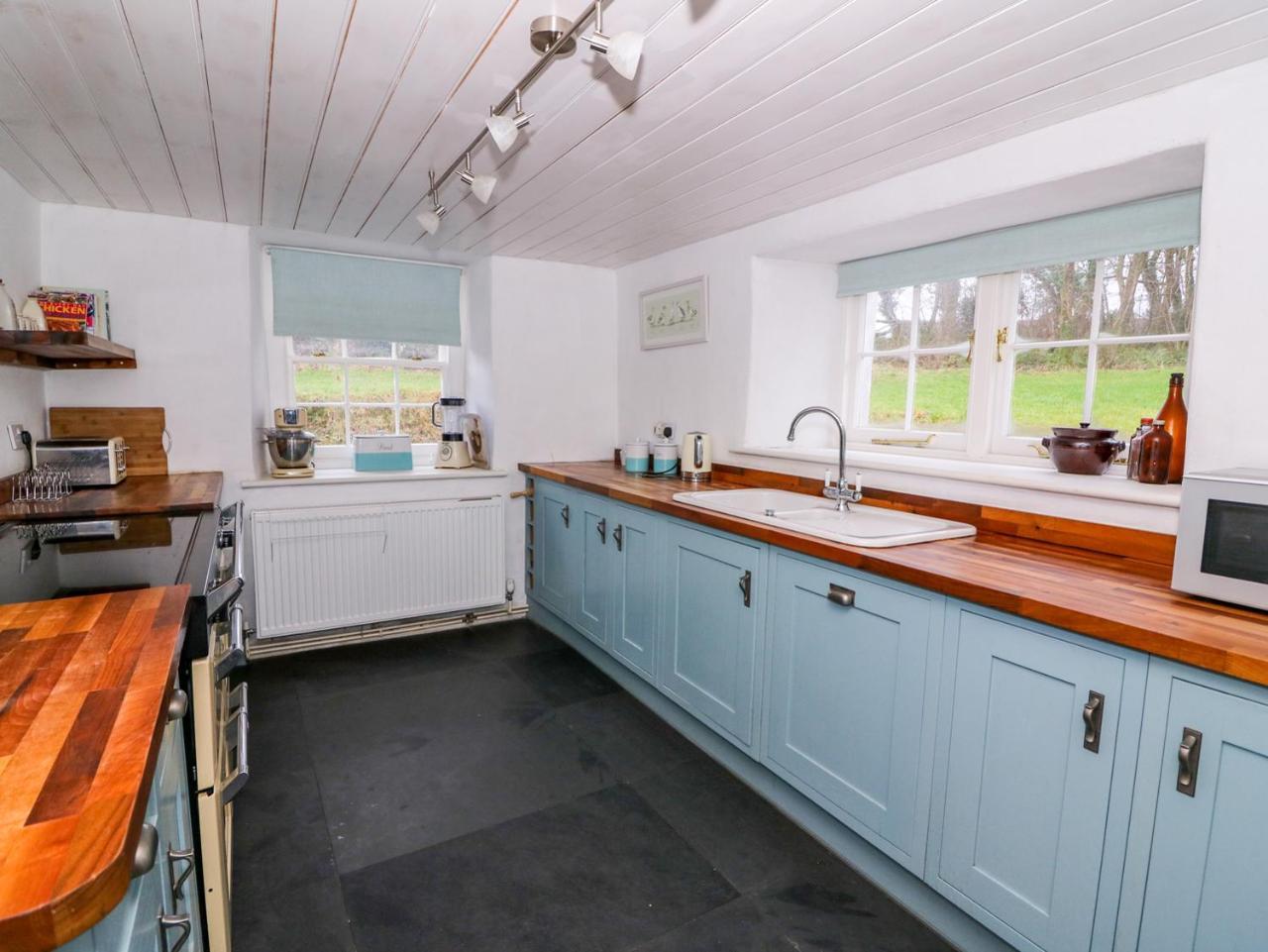Llwyncadfor Farm Villa Llangunllo Exterior photo